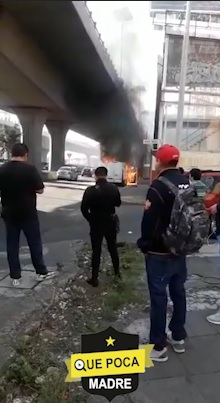 Se incendia vagoneta en Naucalpan.