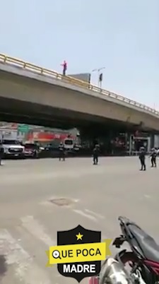 Hombre se lanza desde un puente vehicular en la CDMX.