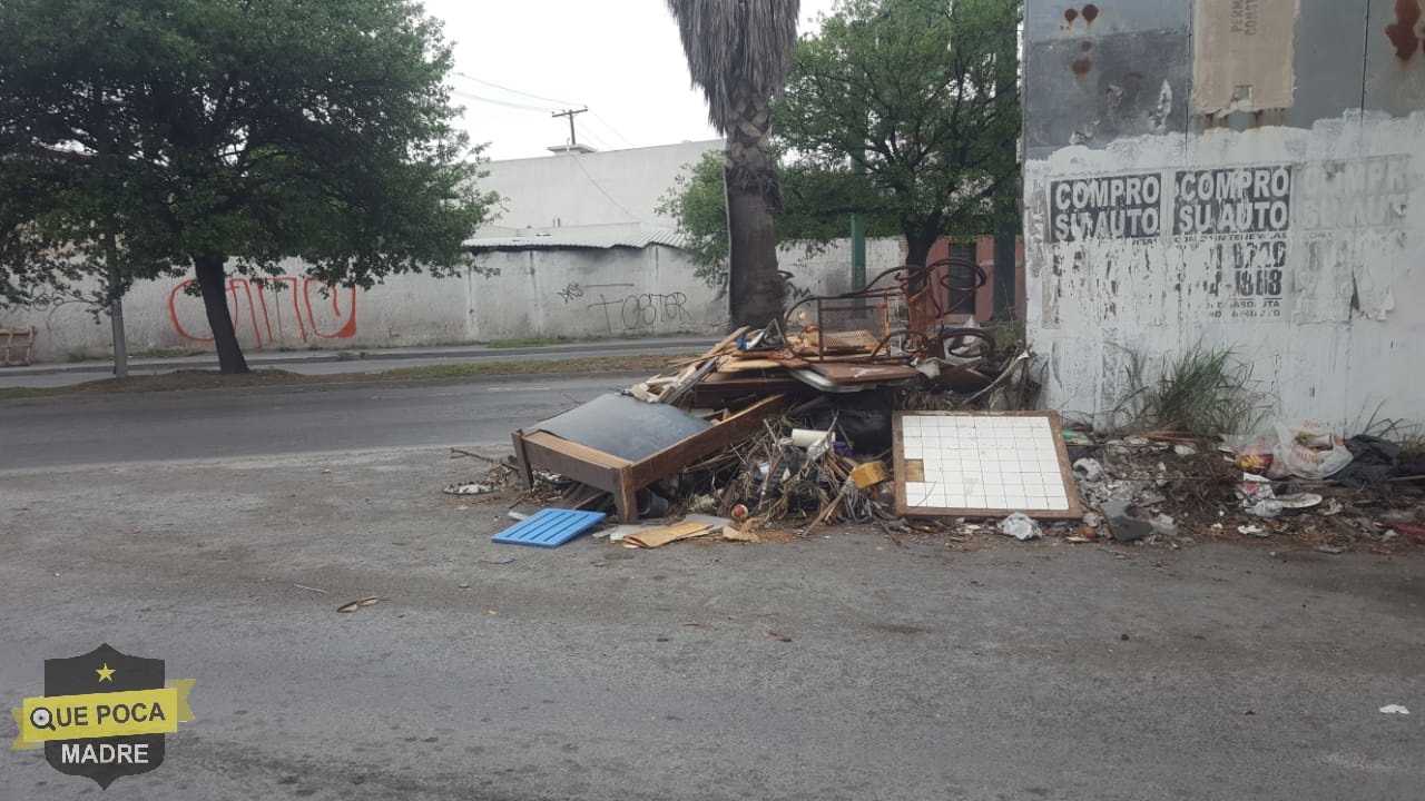 Denuncian tiradero clandestino en calles de Monterrey.