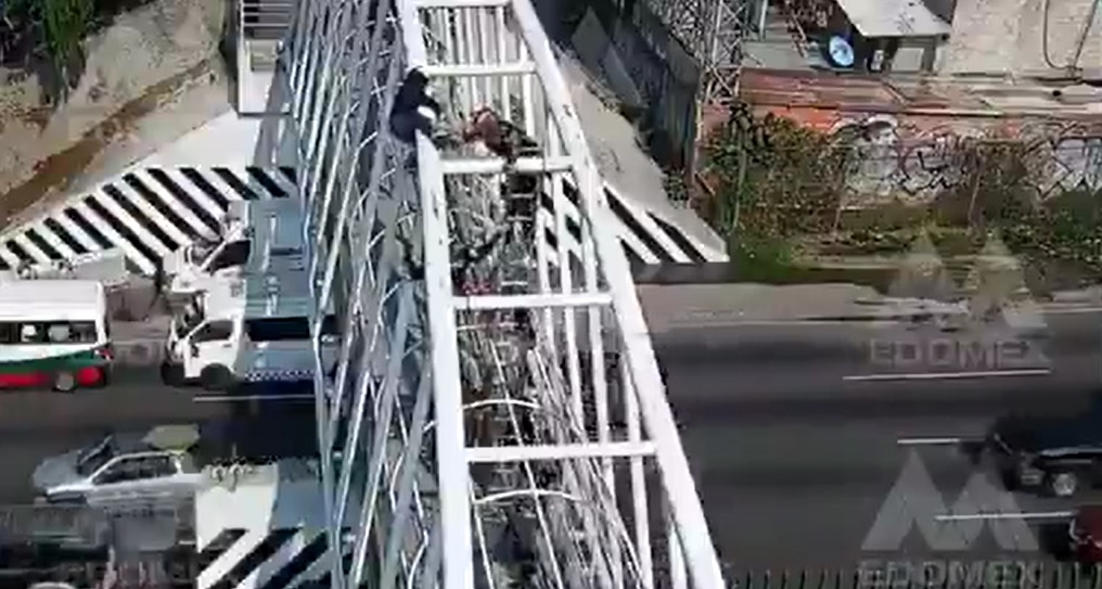 Rescatan a joven que pretendía ventarse desde un puente en Ecatepec.