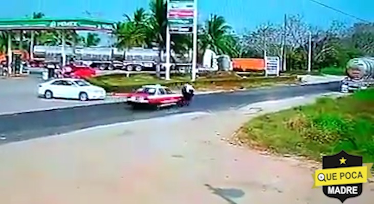 Taxi choca a dos sujetos en una moto y se da a la fuga en Veracruz.