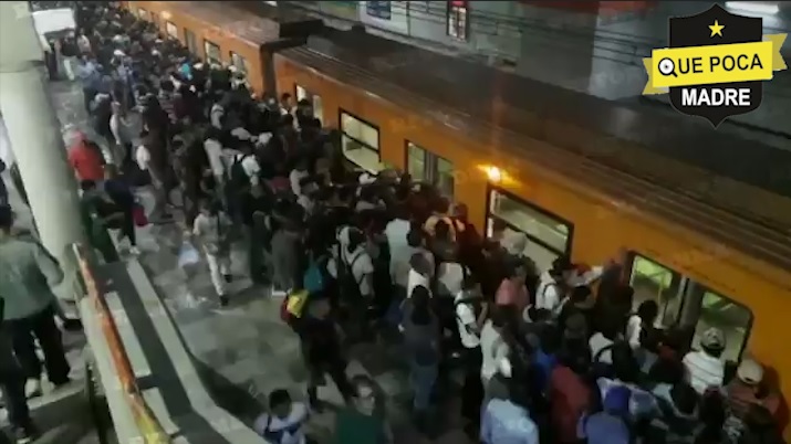 Ciudadanos olvidan sana distancia en el metro de la CDMX.