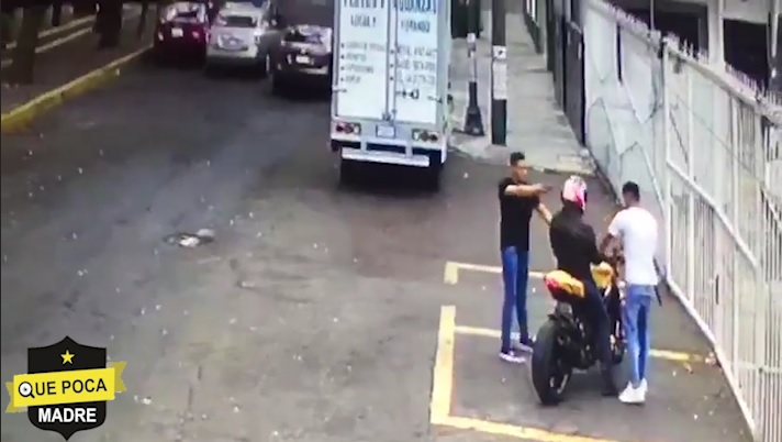 Sujetos armados roban motocileta a un joven en Iztapalapa.