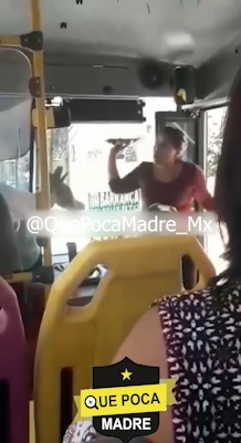 Mujer agrede a conductor de transporte publico por problema vial en la CDMX.