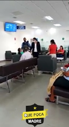 Denuncian caso de discriminación y maltrato contra una señora en un banco de Veracruz.