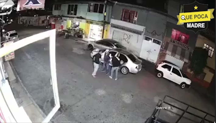 Sujetos roban un auto en Naucalpan.