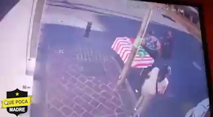 Mujeres roban cartera a una comerciante en Guadalajara.