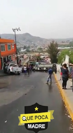 Vuelca pipa de la Sedena en Naucalpan