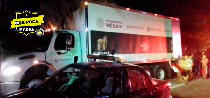 Pobladores de Atasta en Campeche saquean camión del Gobierno Federal.
