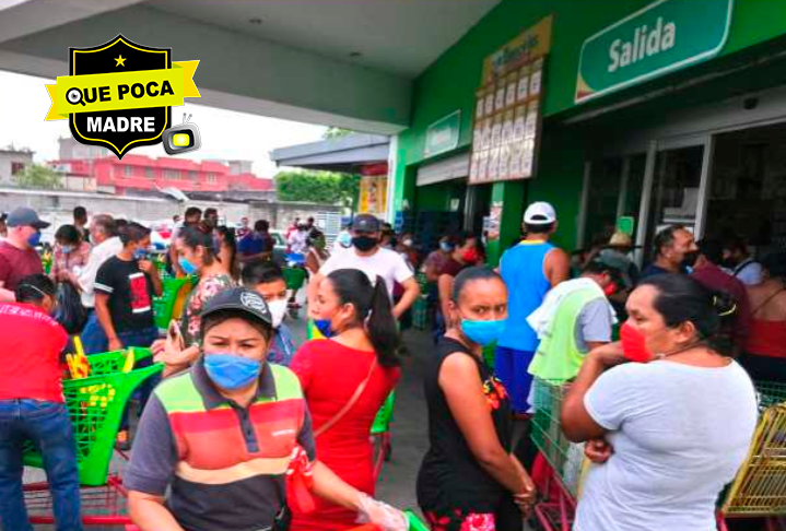 Ante cuernetena, en tabasco se registran largas filas en centros comerciales.