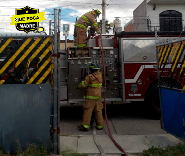 Bomberos contraln incendio en domicilio de Zacatecas