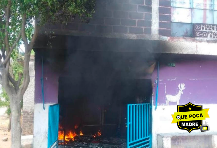 Vecinos incendian vivienda en Telixtac donde presuntamente se vendía alcohol adulterado.