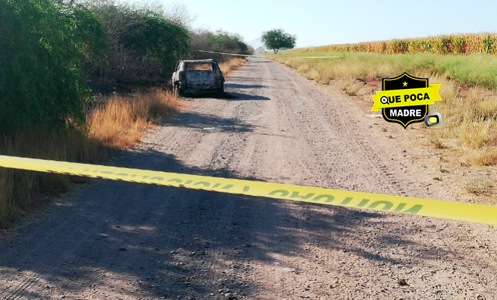 Encuentran camioneta quemada con un cuerpo calcinado en el interior en Sinaloa.