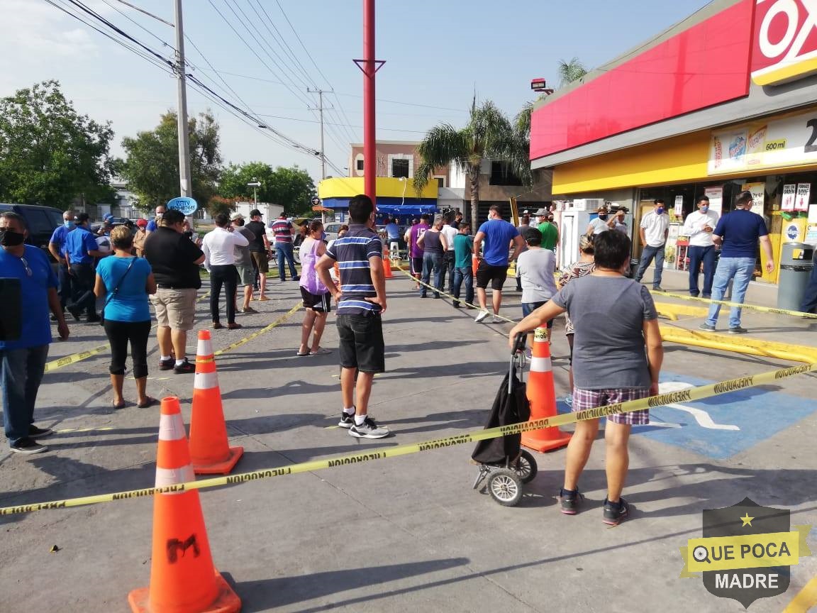 Ciudadanos de Escobedo olvidan la sana distancia y hacen larga fila para comprar cerveza.