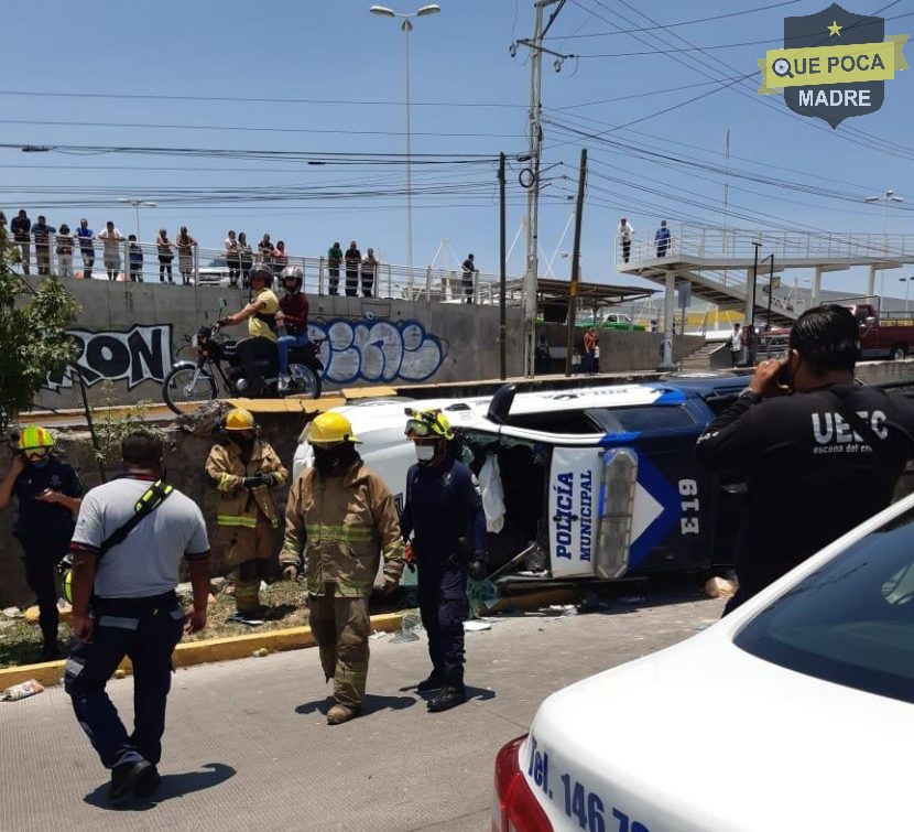 Vuelca patrulla en León y dos policías resultan heridos.