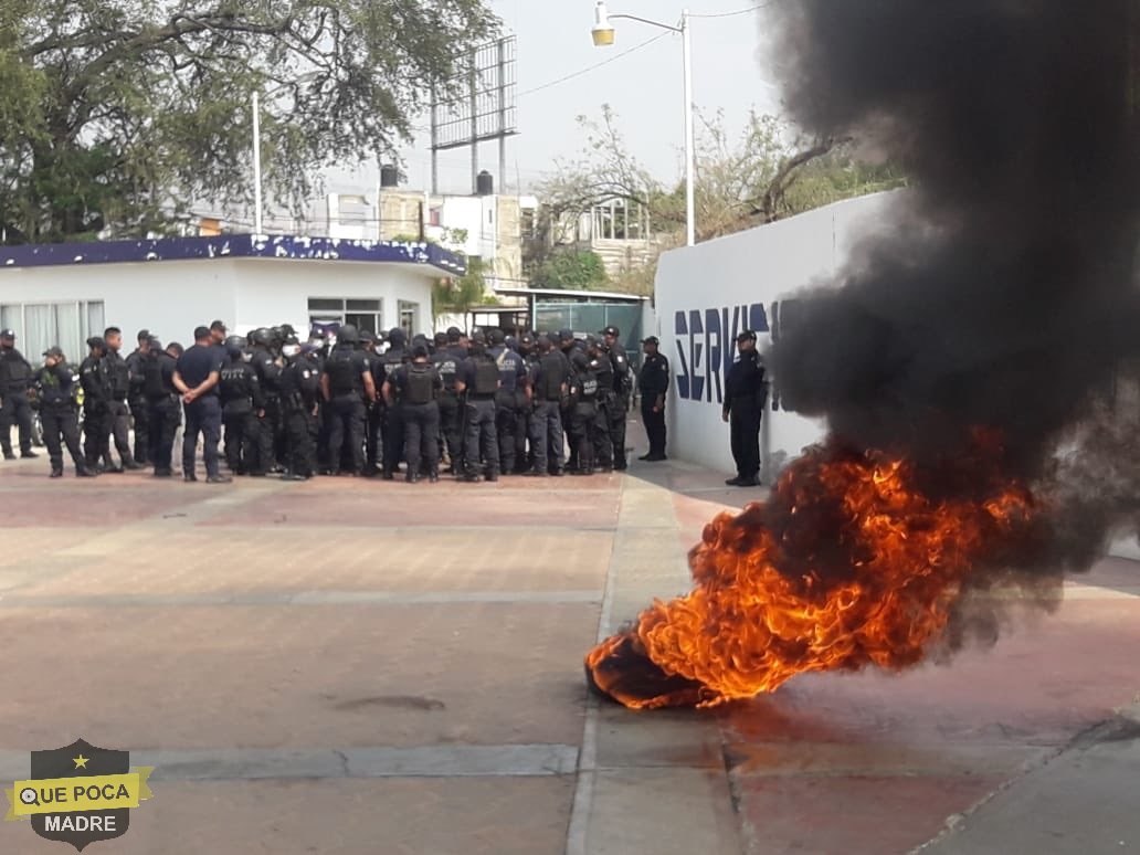 Protestan policías de Xoxocotlán contra comisionado.