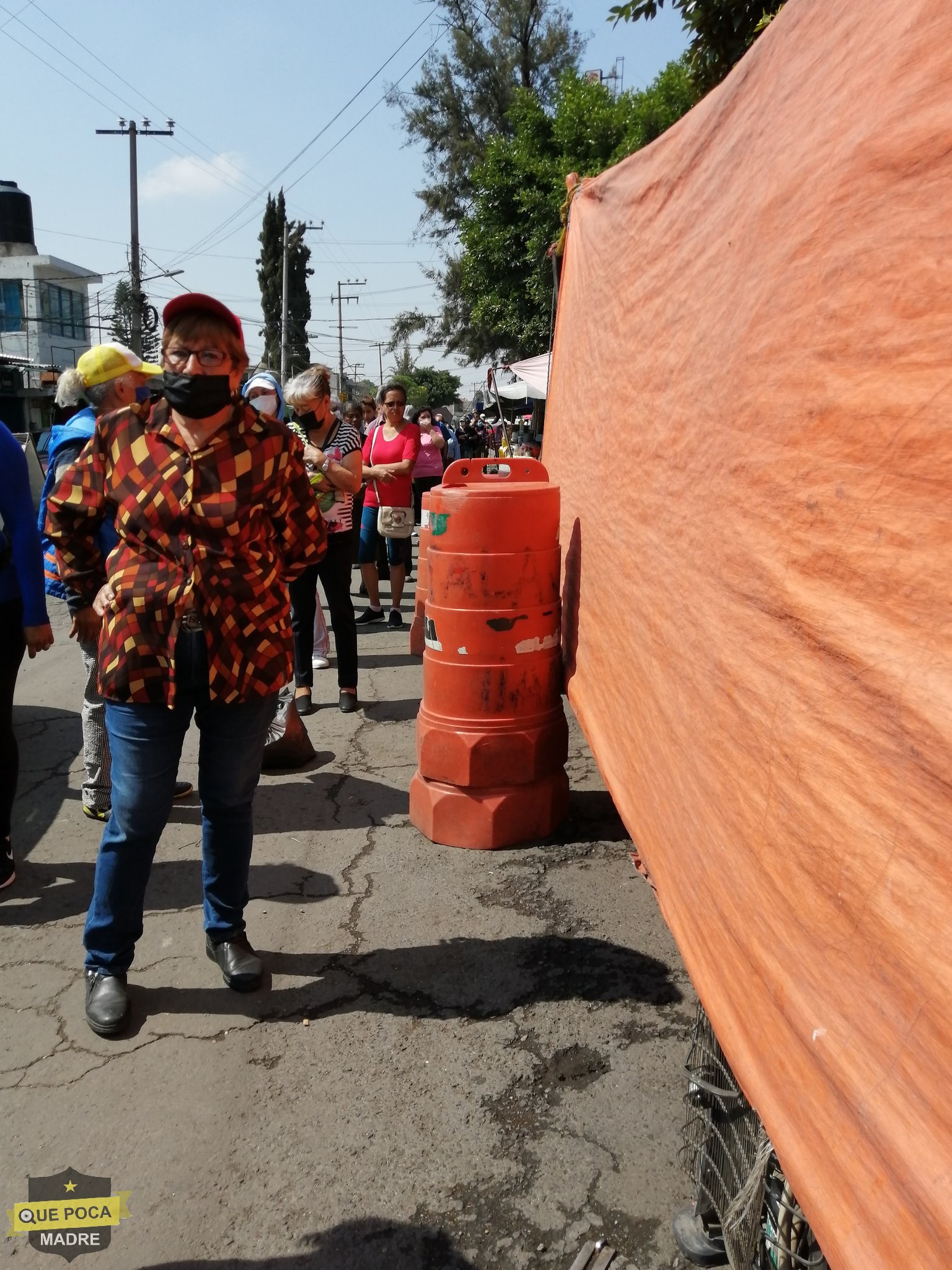 Personas olvidan sana distancia en fila para pagar recibos de Telmex en Ecatepec.