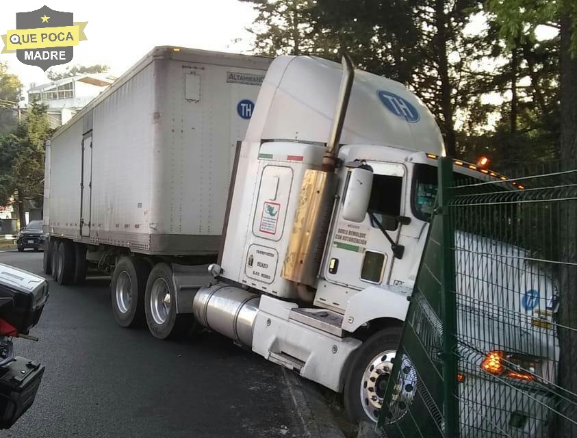 Siete lesionados por choque de tráiler y un automóvil en la CDMX.