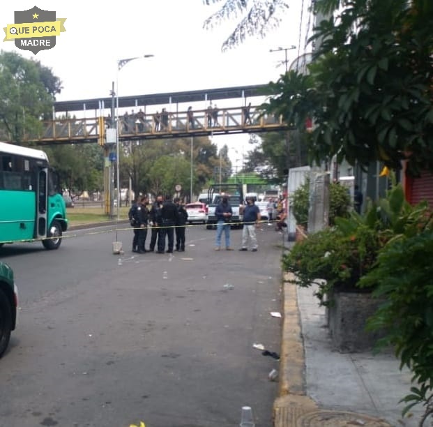 Policías se enfrentan con presuntos delincuentes de transporte público en la CDMX.