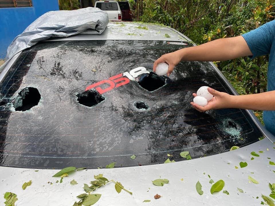 Enormes granizos causan daños en autos y viviendas en San Luis Potosí.