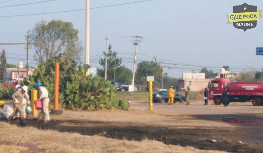 Huachicoleros provocan fuga de combustible en Acolman.