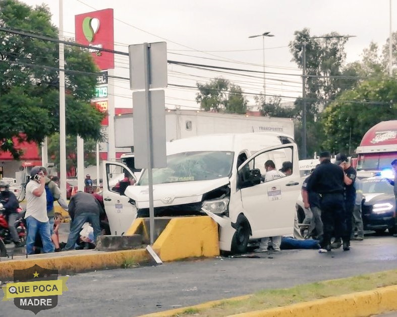 Tres muertos por choque de combi y otros autos en Tultitlán.