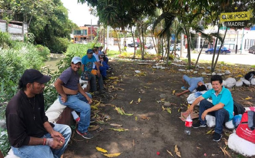 Migrantes duermen calles de Tapachula por cierre de albergues.