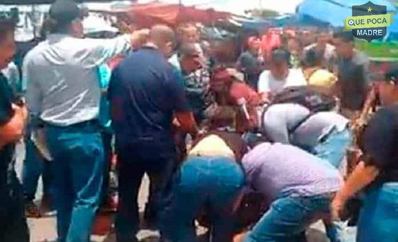 Comerciantes agreden a funcionarios en San Luis Potosí.