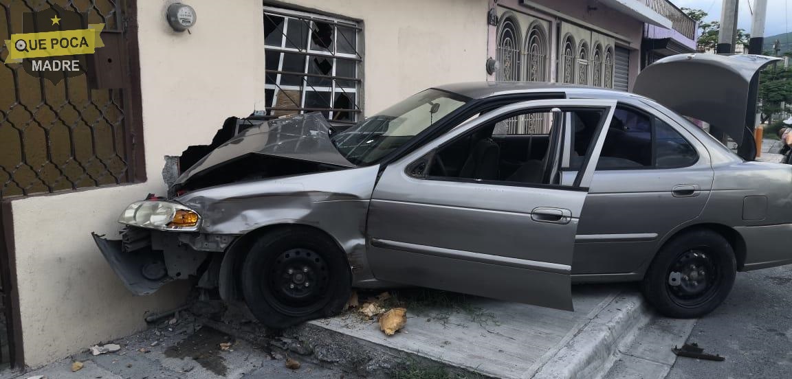 Coche termina estampado en la fachada de una casa en Monterrey.