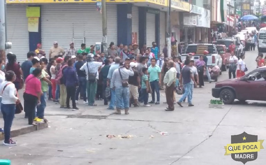 Se enfrentan comerciantes con policías en el centro de Tuxtla.