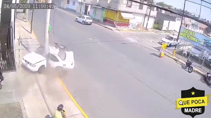 Taxista muere al chocar aparatosamente contra un poste en Chalco.