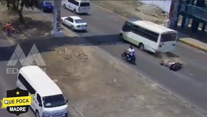 Motociclista se impacta contra autobús en Los Reyes La Paz.