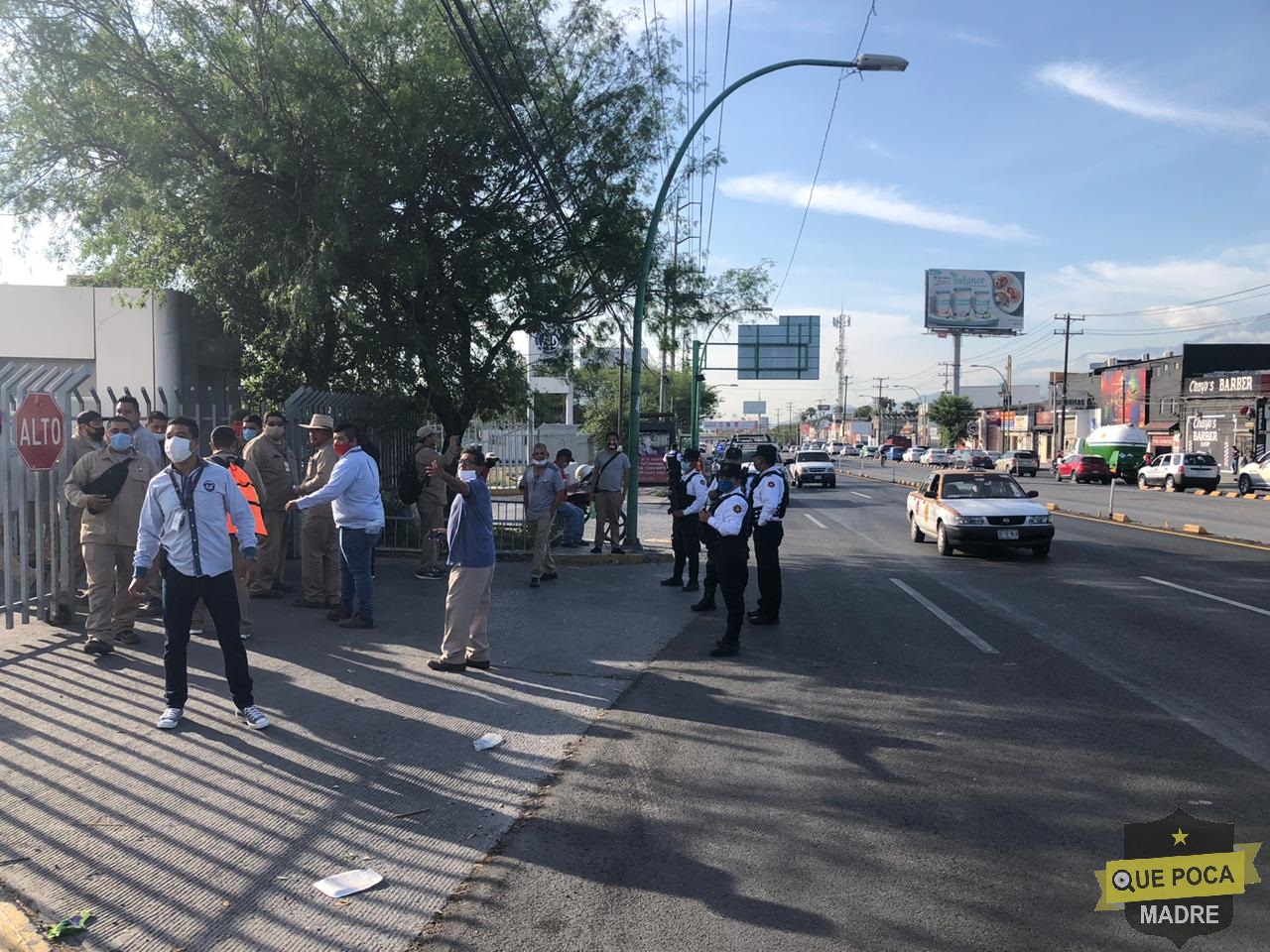 Protestan trabajadores de agua y drenaje contra tránsito de Monterrey.