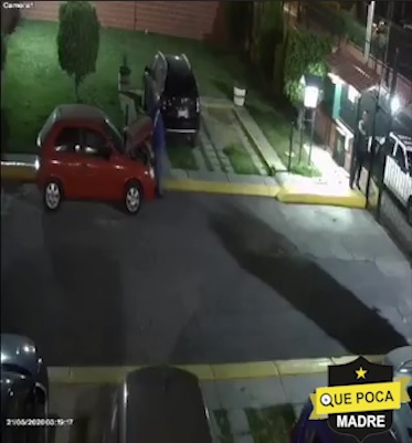 Sujetos roban autopartes en privada de Cuautitlán.