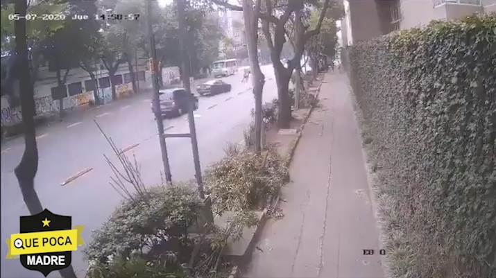 Automovilista atropella y mata a imprudente ciclista en la CDMX.