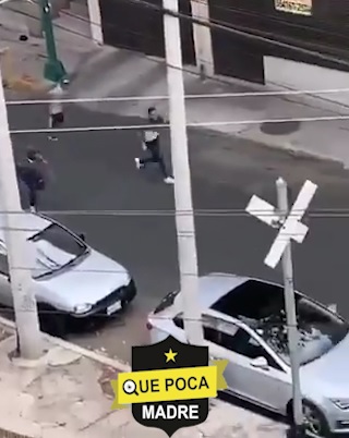 Delincuentes asaltan a una mujer en Azcapotzalco.