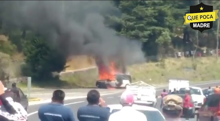 Por información falsa pobladores queman una carroza fúnebre en Villa Victoria.
