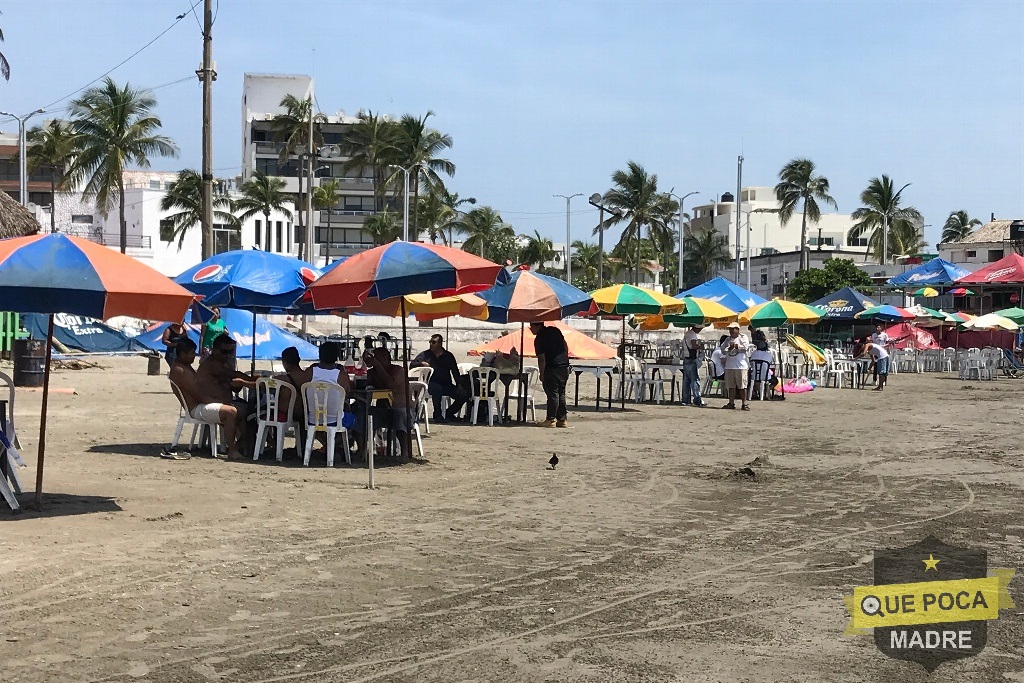 Bañistas llegan a playas de Veracruz a pesar de la contingencia.
