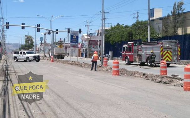 Trabajadores rompen tubería de gas durante obras viales en Querétaro.