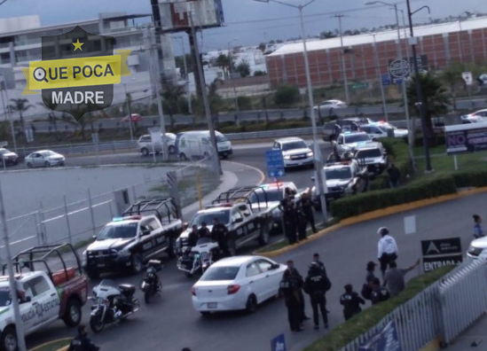 Taxistas pelean y disparan al aire afuera de una plaza en Puebla.