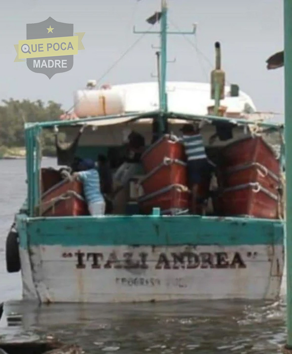 Embarcación recoge basura del mar luego de ser sancionada por contaminar en Yucatán.