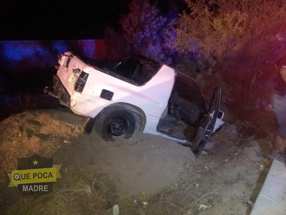 Par de adolescentes sufren un accidente automovilístico por andar conduciendo en Gómez Palacio.