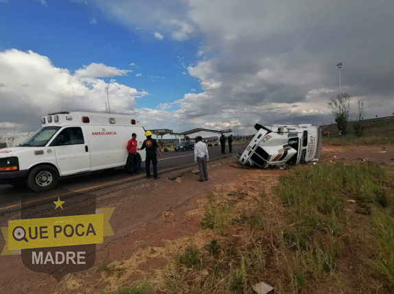 Tráiler con paquetería vuelca en carretera de Trancoso