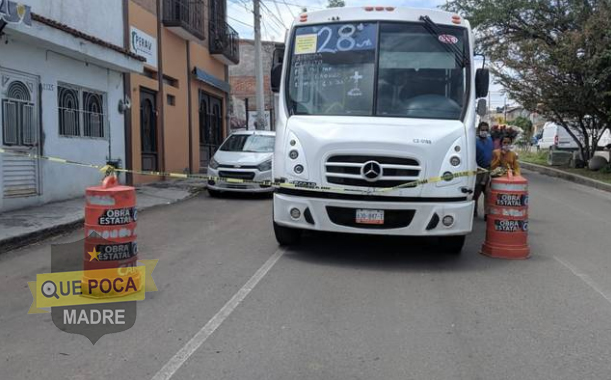 Senecto muere a bordo de transporte público en Querétaro.