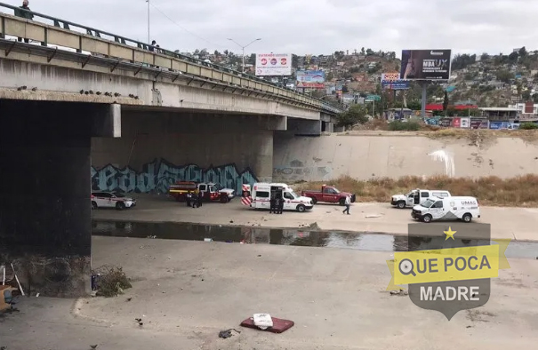 Sujeto se avienta desde un puente y sobrevive en Tijuana.