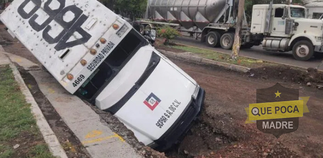 Camioneta de valores cae en obras inconclusas por el gobierno en Morelia.