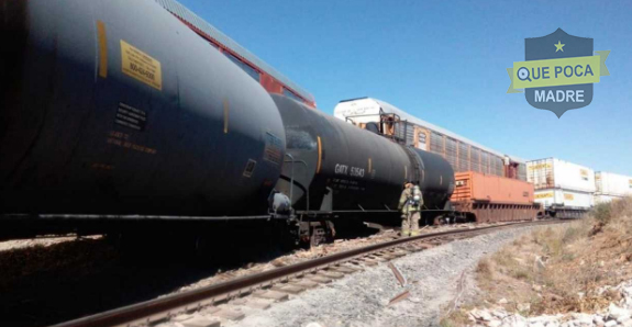 Tren se descarrila y queda recargado en otro en Zacatecas.