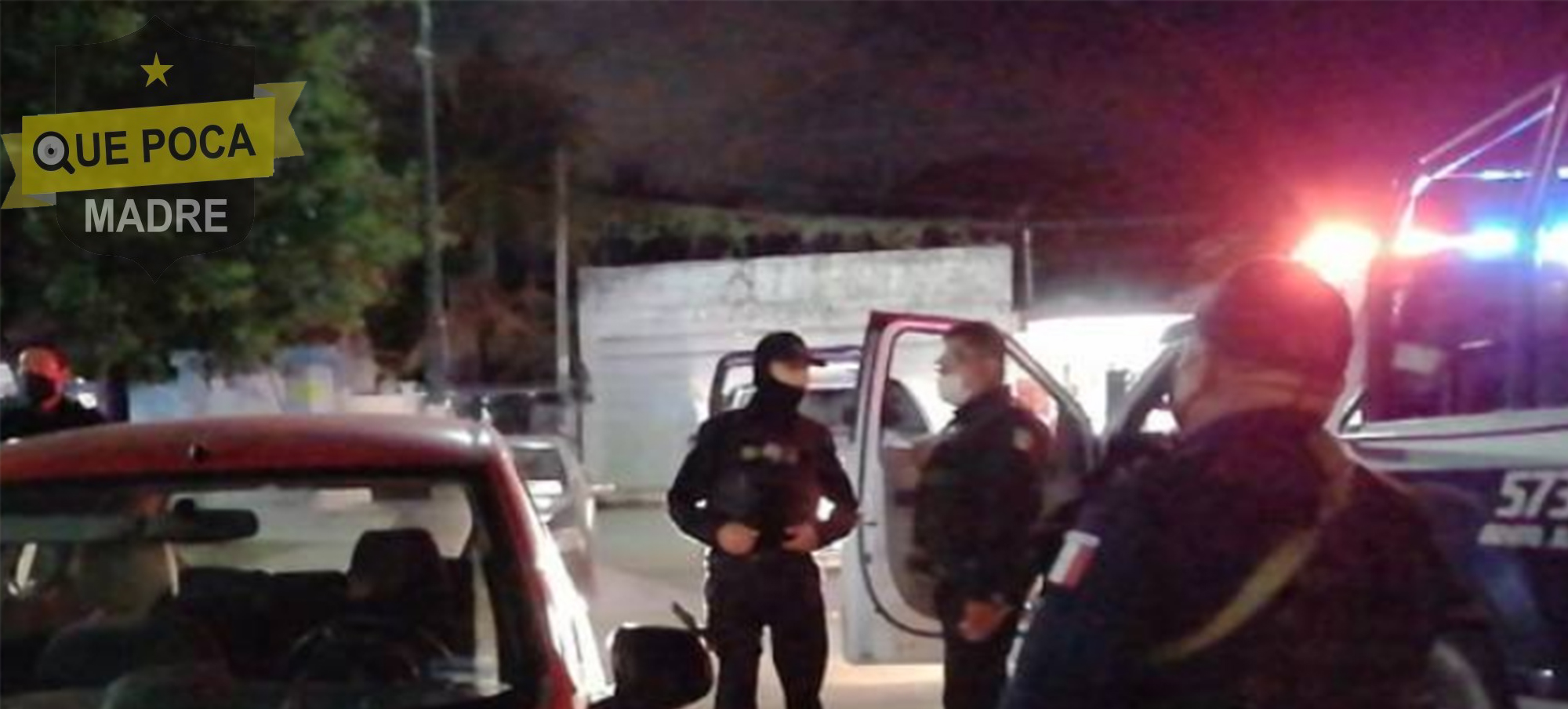 Vecino amenaza a potro comn un arma larga en Cancún, y es detenido junto con gente que impedía el arresto.