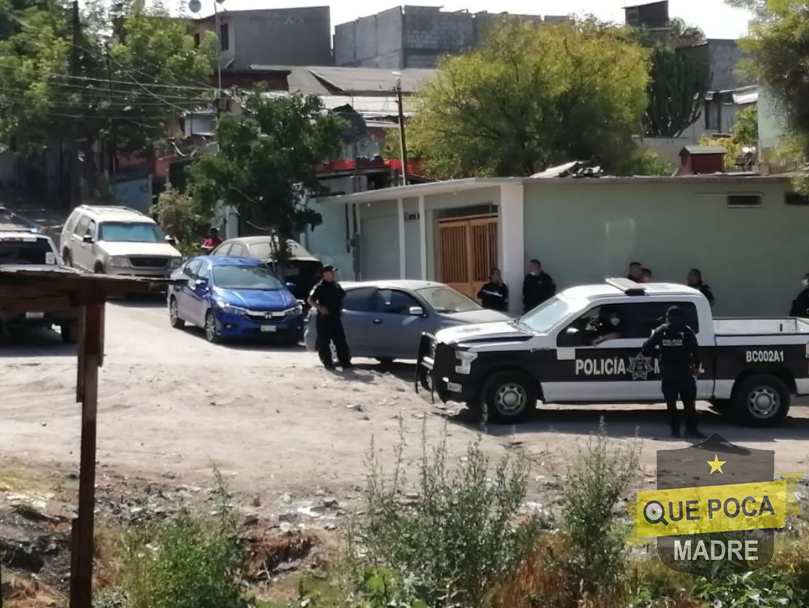 Sujeto armado recibe un disparo en la pierna tras apuntarle a la policía en Tijuana.