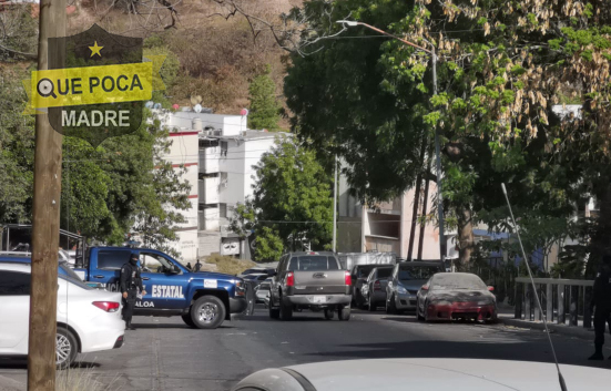 Detienen a un delincuente y recuperan auto robado tras balacera en Culiacán.